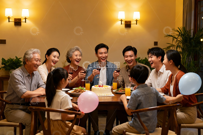 高清大图下载【趣麦麦图】家庭聚餐欢庆生日温馨场景