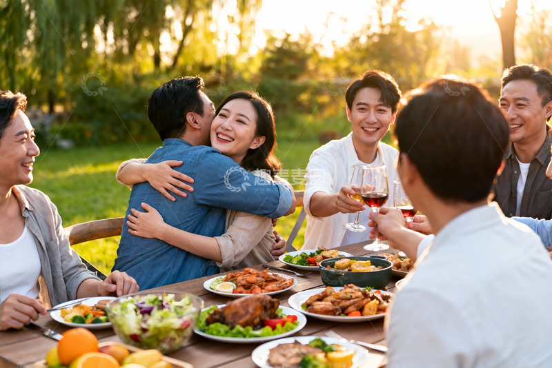 高清大图下载【趣麦麦图】户外聚餐欢聚一堂