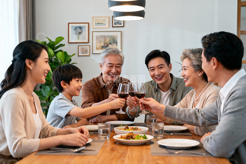 高清大图下载【趣麦麦图】三代同堂家庭聚餐举杯欢庆