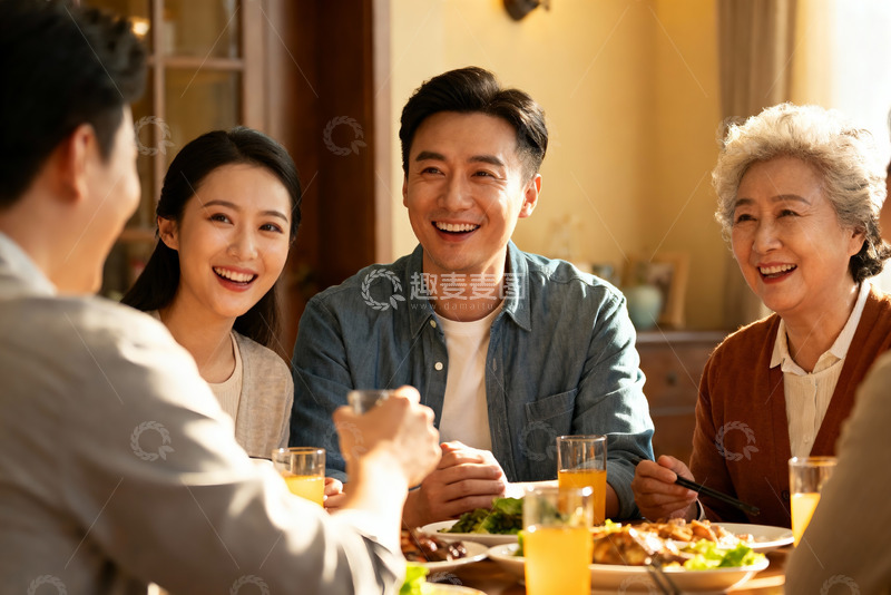 高清大图下载【趣麦麦图】家庭聚餐欢笑场景