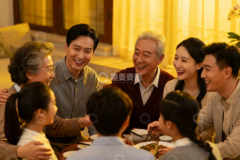 高清大图下载【趣麦麦图】温馨家庭聚餐其乐融融