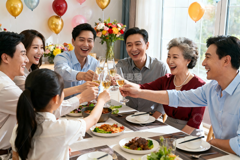 高清大图下载【趣麦麦图】家庭聚餐欢庆举杯时刻