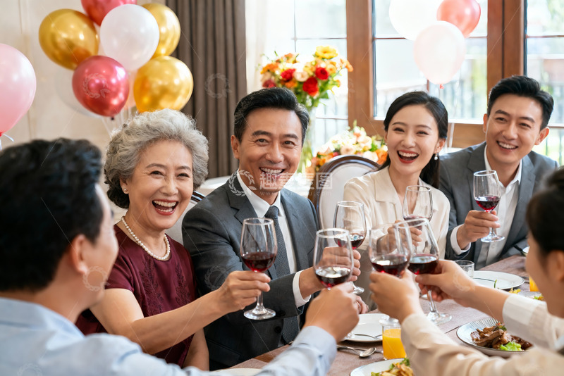 高清大图下载【趣麦麦图】家庭聚会举杯欢庆