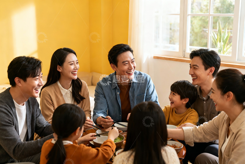 高清大图下载【趣麦麦图】家庭聚餐欢笑场景