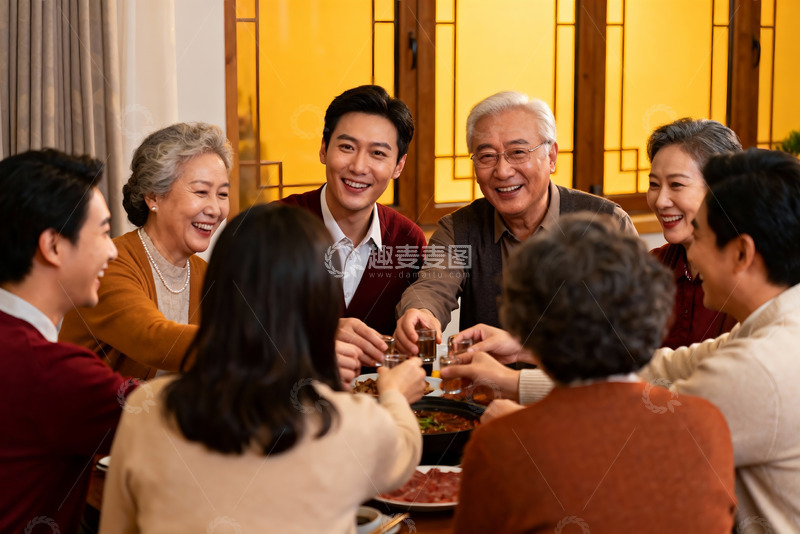 高清大图下载【趣麦麦图】家庭聚餐欢庆团圆时刻