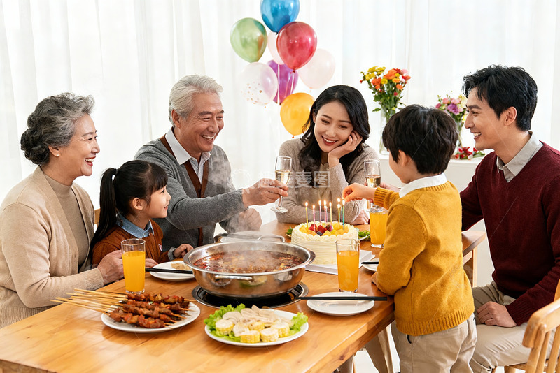 高清大图下载【趣麦麦图】家庭聚餐庆祝生日温馨场景