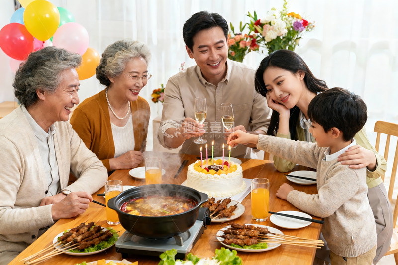 高清大图下载【趣麦麦图】家庭聚餐庆生温馨场景