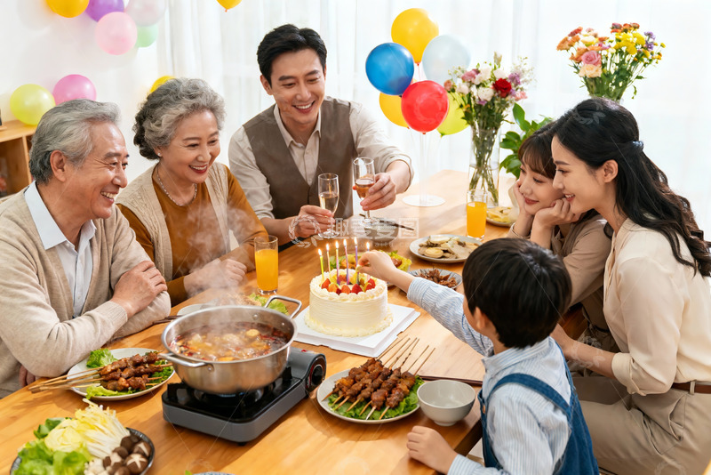 高清大图下载【趣麦麦图】家庭聚餐庆生温馨场景