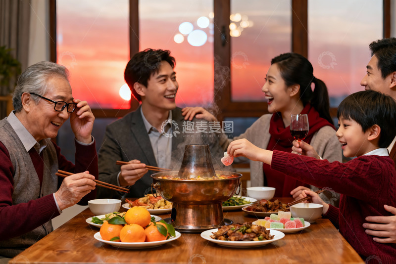 高清大图下载【趣麦麦图】家庭围坐火锅聚餐温馨场景