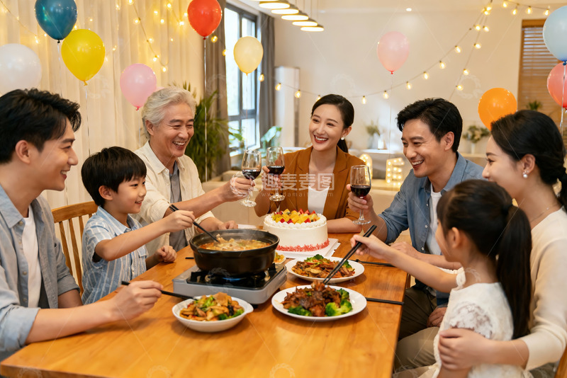 高清大图下载【趣麦麦图】家庭聚餐欢庆生日温馨场景