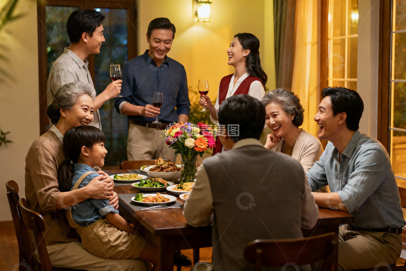 高清大图下载【趣麦麦图】温馨家庭聚餐其乐融融