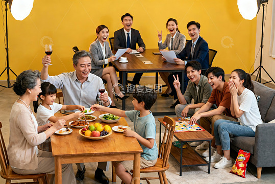 家庭聚会欢聚一堂共享美食