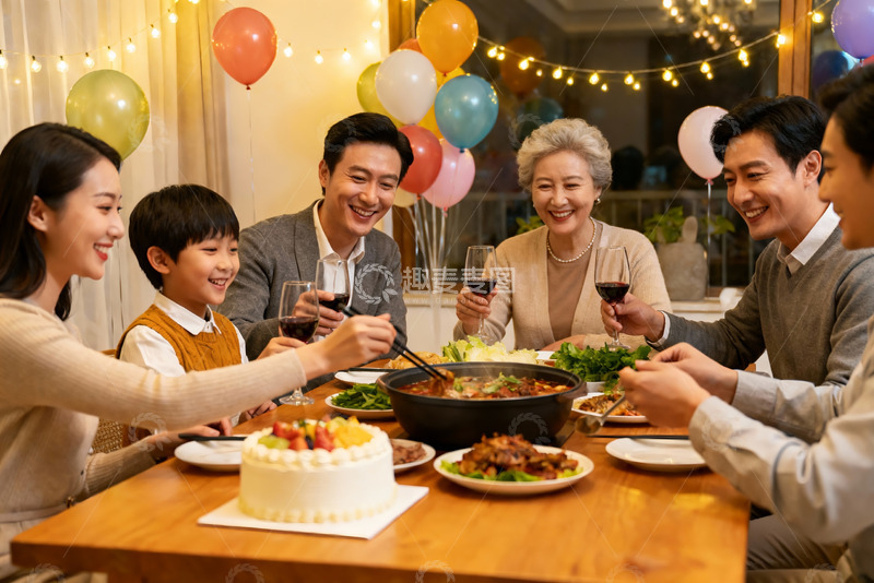 高清大图下载【趣麦麦图】家庭聚餐欢庆生日温馨场景