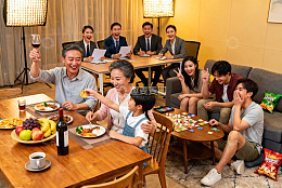 家庭聚会欢聚一堂共享美食
