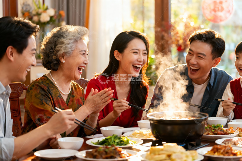 高清大图下载【趣麦麦图】家庭聚餐欢笑共享美食