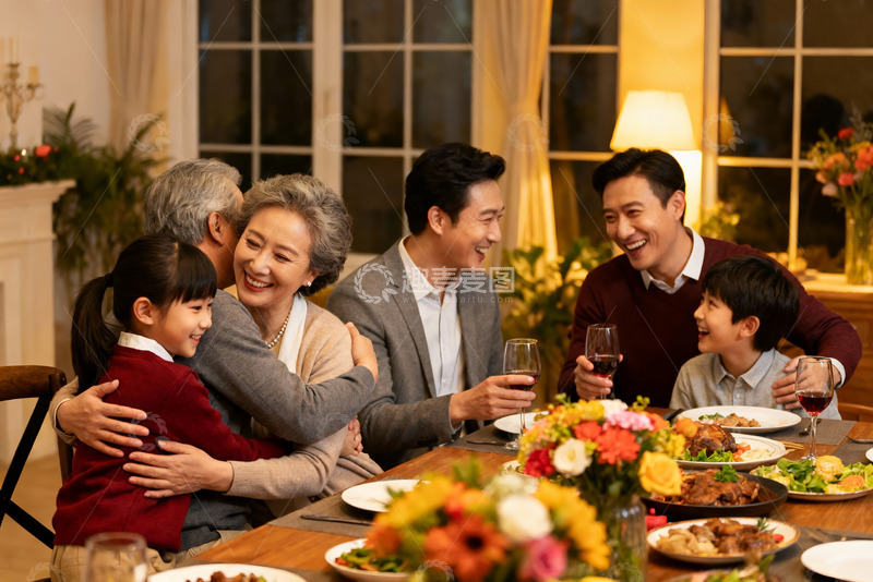 高清大图下载【趣麦麦图】温馨家庭聚餐其乐融融