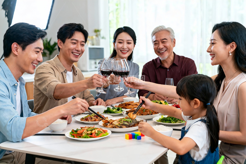 高清大图下载【趣麦麦图】三代同堂家庭聚餐其乐融融