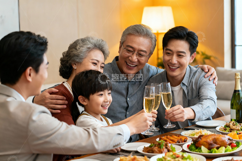 高清大图下载【趣麦麦图】三代同堂家庭聚餐举杯欢庆