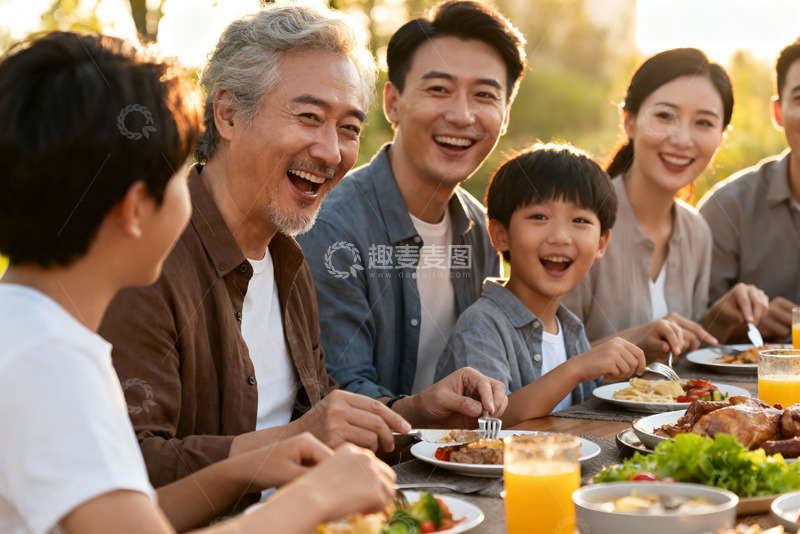 高清大图下载【趣麦麦图】三代同堂户外聚餐其乐融融