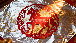 红色剪纸马图案特写