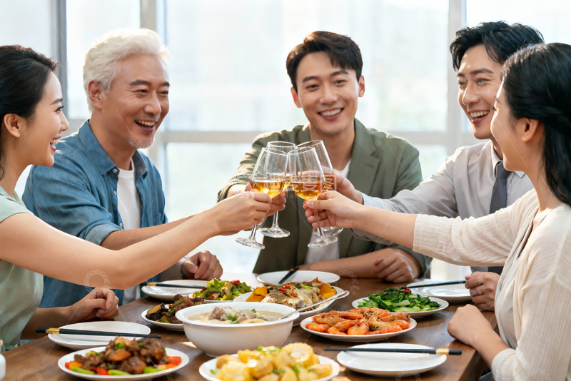高清大图下载【趣麦麦图】家人朋友聚餐举杯欢庆