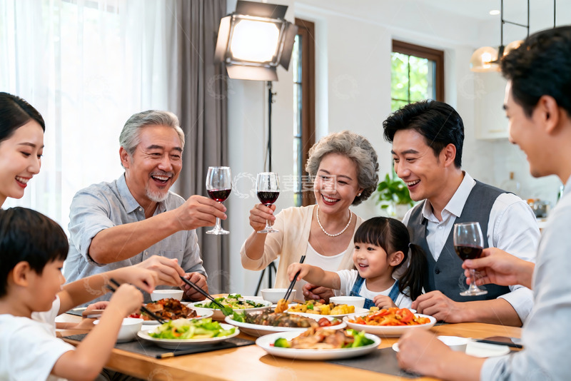 高清大图下载【趣麦麦图】三代同堂家庭聚餐其乐融融