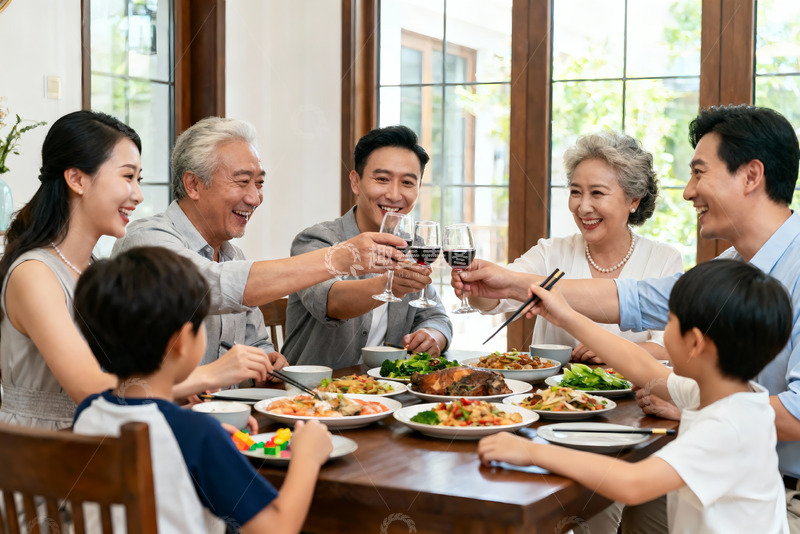 高清大图下载【趣麦麦图】三代同堂家庭聚餐举杯欢庆
