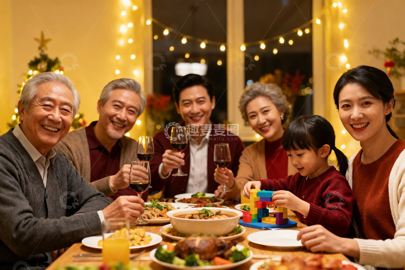 高清大图下载【趣麦麦图】温馨家庭圣诞聚餐欢庆时刻