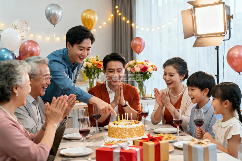 高清大图下载【趣麦麦图】家庭生日派对欢聚一堂