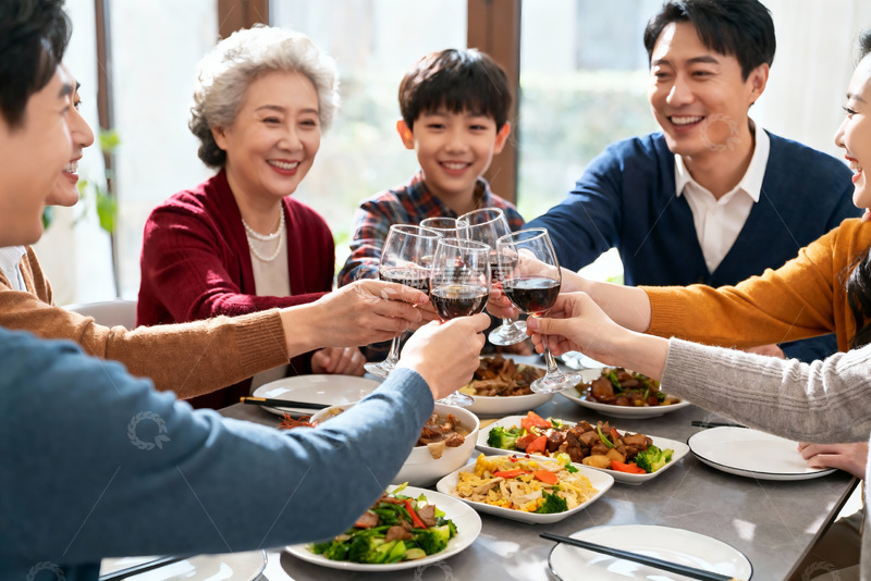 高清大图下载【趣麦麦图】三代同堂家庭聚餐举杯欢庆
