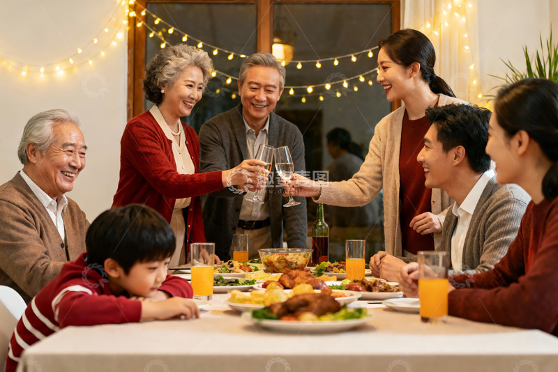 高清大图下载【趣麦麦图】温馨家庭聚餐举杯欢庆