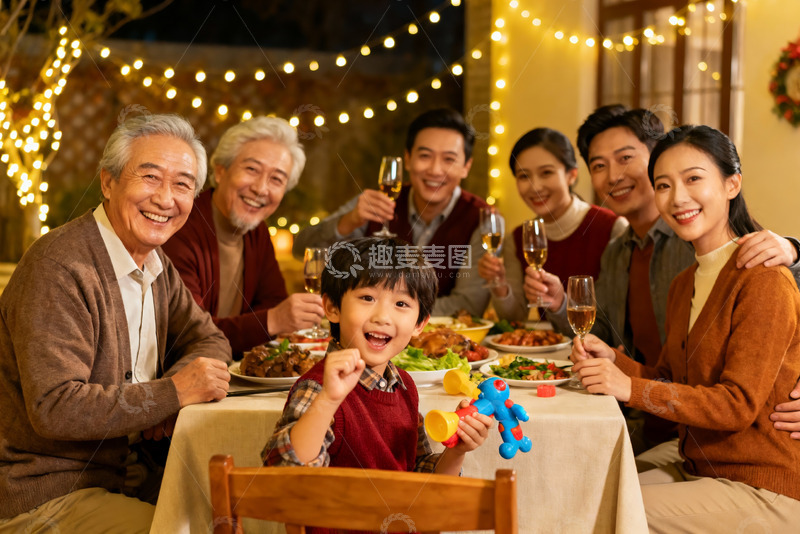 高清大图下载【趣麦麦图】温馨家庭聚餐欢庆时刻