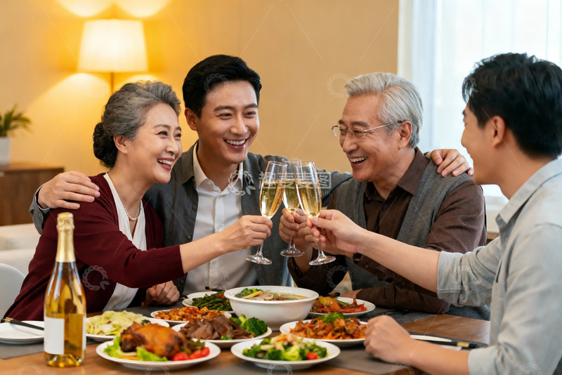 高清大图下载【趣麦麦图】三代同堂家庭聚餐举杯欢庆