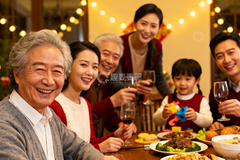 高清大图下载【趣麦麦图】三代同堂家庭聚餐欢庆时刻