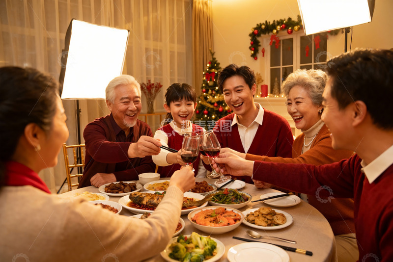 高清大图下载【趣麦麦图】家庭聚餐欢庆节日温馨场景