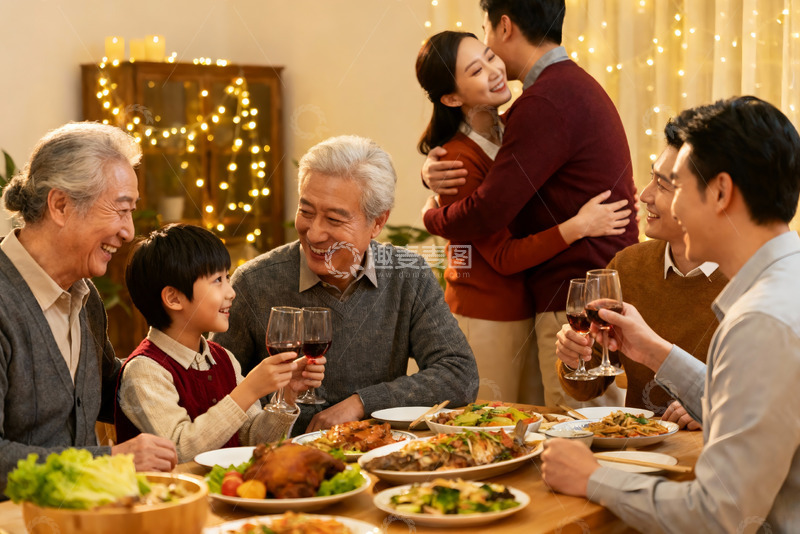 高清大图下载【趣麦麦图】温馨家庭聚餐其乐融融