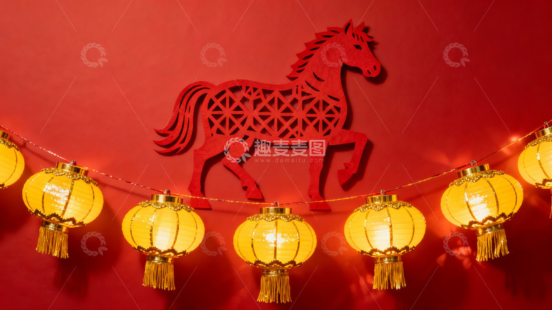 高清大图下载【趣麦麦图】红色背景下的马形剪纸与灯笼