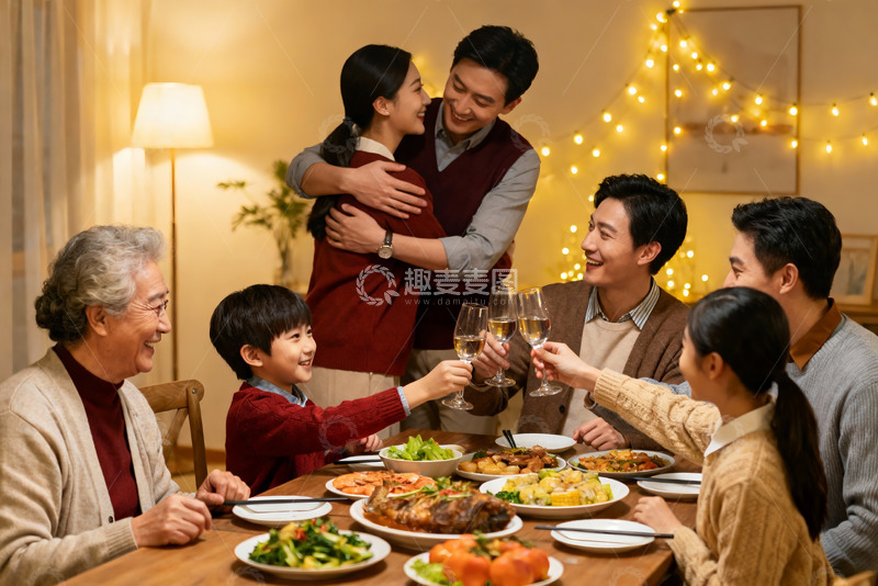 高清大图下载【趣麦麦图】温馨家庭聚餐举杯欢庆