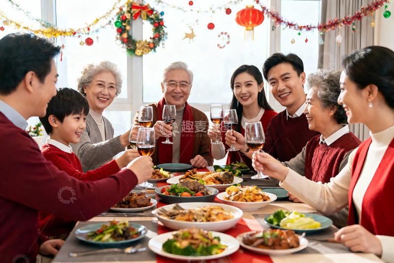 高清大图下载【趣麦麦图】家庭聚餐欢庆节日温馨场景