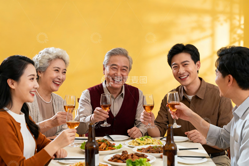 高清大图下载【趣麦麦图】三代同堂家庭聚餐举杯欢庆
