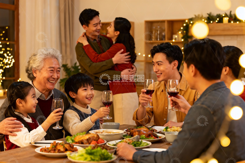高清大图下载【趣麦麦图】温馨家庭聚餐欢庆时刻