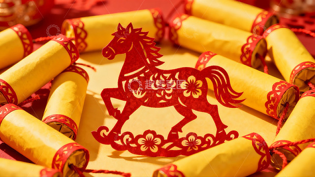 红色剪纸马与黄色卷轴
