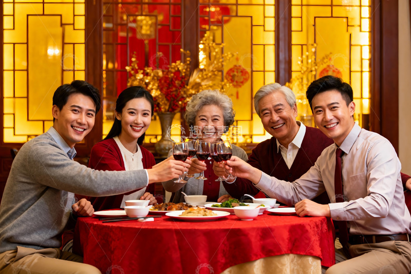 高清大图下载【趣麦麦图】家庭聚餐举杯欢庆