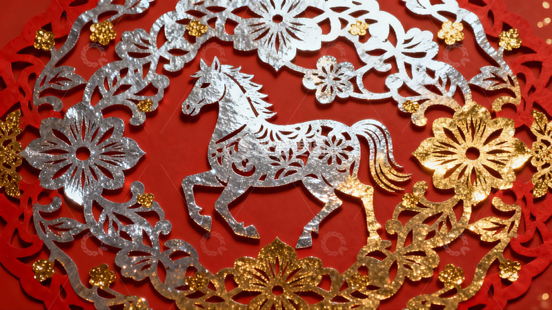 高清大图下载【趣麦麦图】红色背景上的马形剪纸艺术