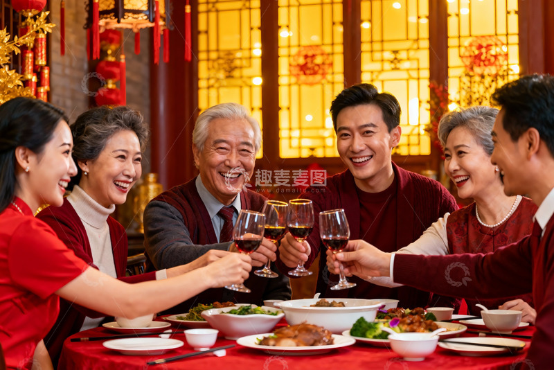 高清大图下载【趣麦麦图】家庭聚餐举杯欢庆