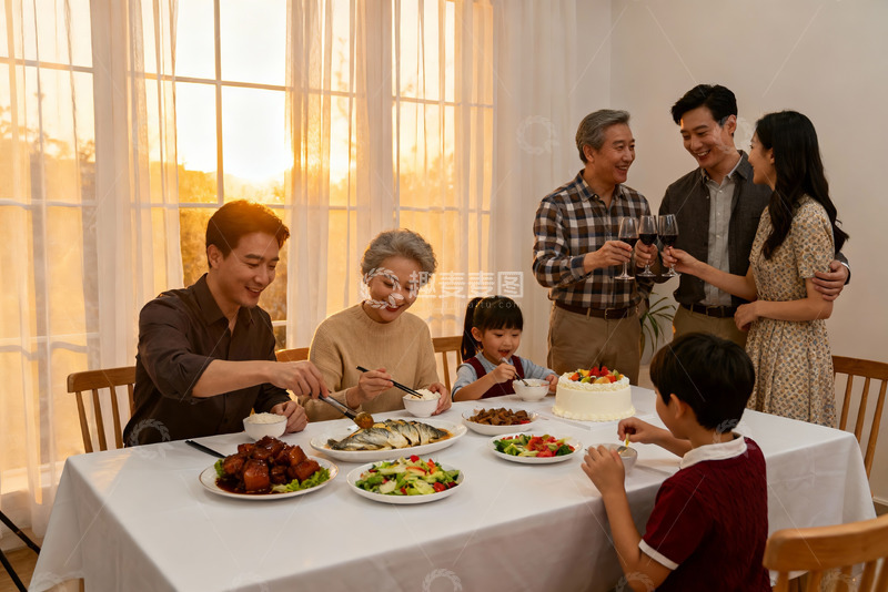 高清大图下载【趣麦麦图】三代同堂家庭聚餐温馨场景