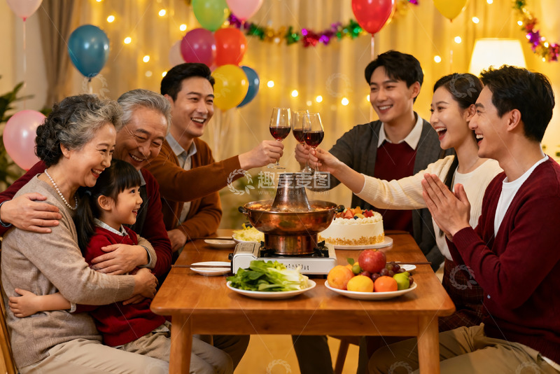 高清大图下载【趣麦麦图】家庭聚餐欢庆时刻