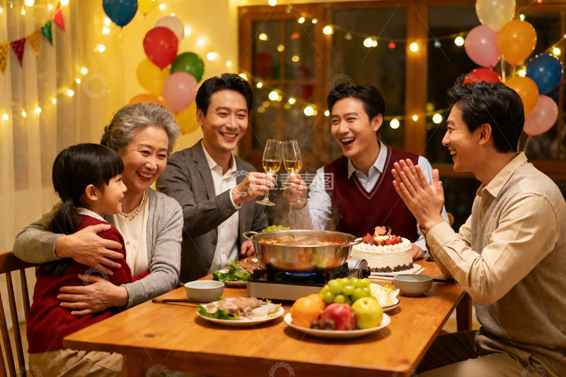 高清大图下载【趣麦麦图】家庭聚餐欢庆生日温馨场景