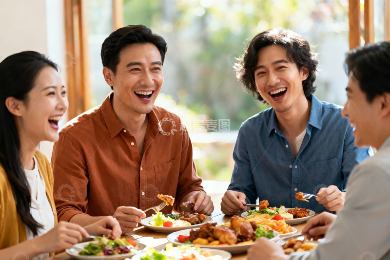 高清大图下载【趣麦麦图】四人聚餐欢笑共享美食