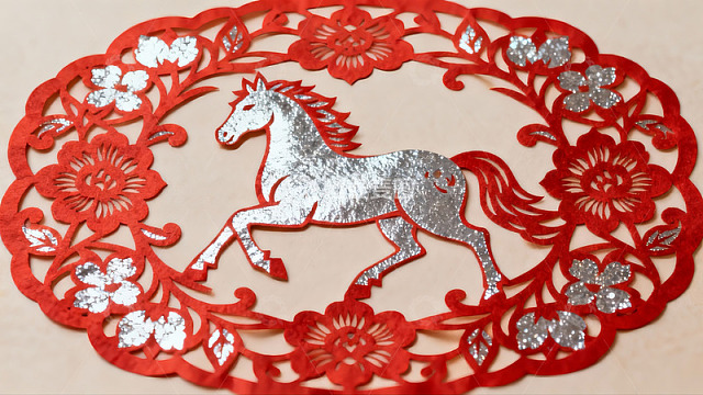 红色剪纸马图案艺术作品